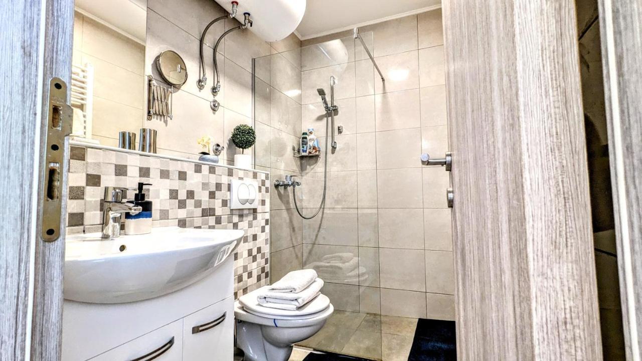 Lägenhet Blue Lagoon 150m-2 Minuta Hoda Od Centra, Mogucnost Za Parking-apartmani-nsmilos