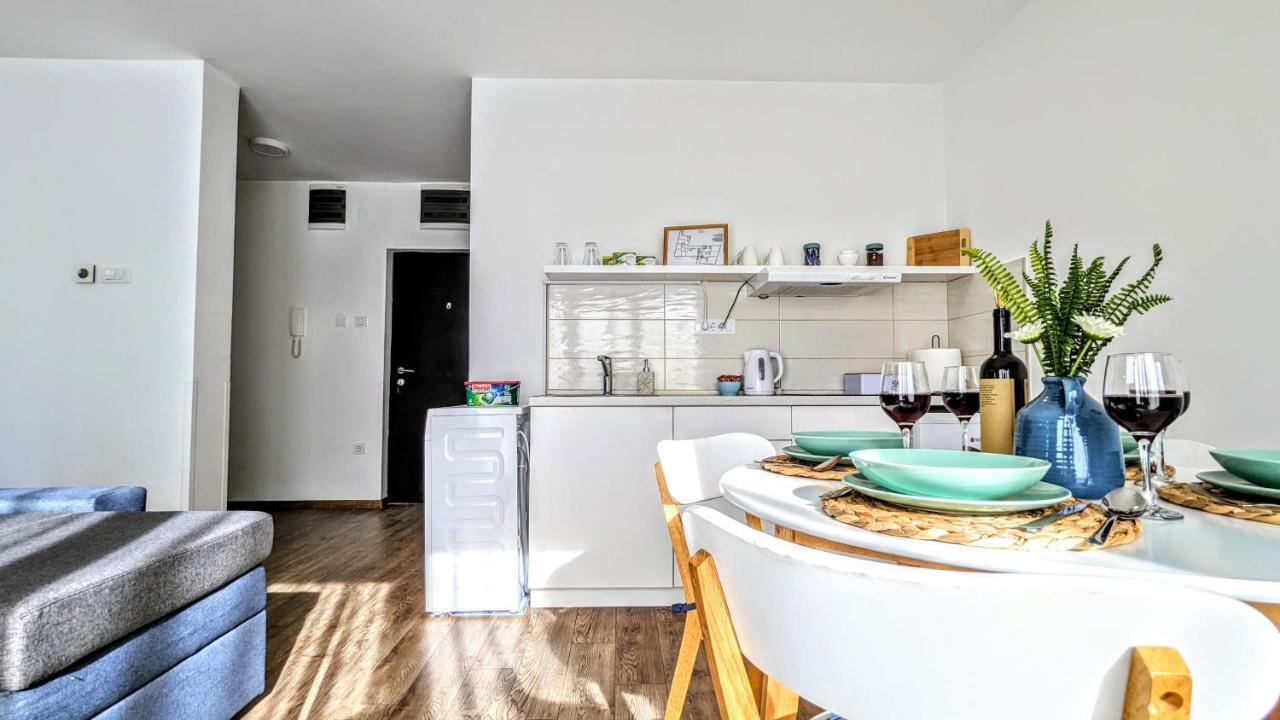 Blue Lagoon 150m-2 Minuta Hoda Od Centra, Mogucnost Za Parking-apartmani-nsmilos Lägenhet