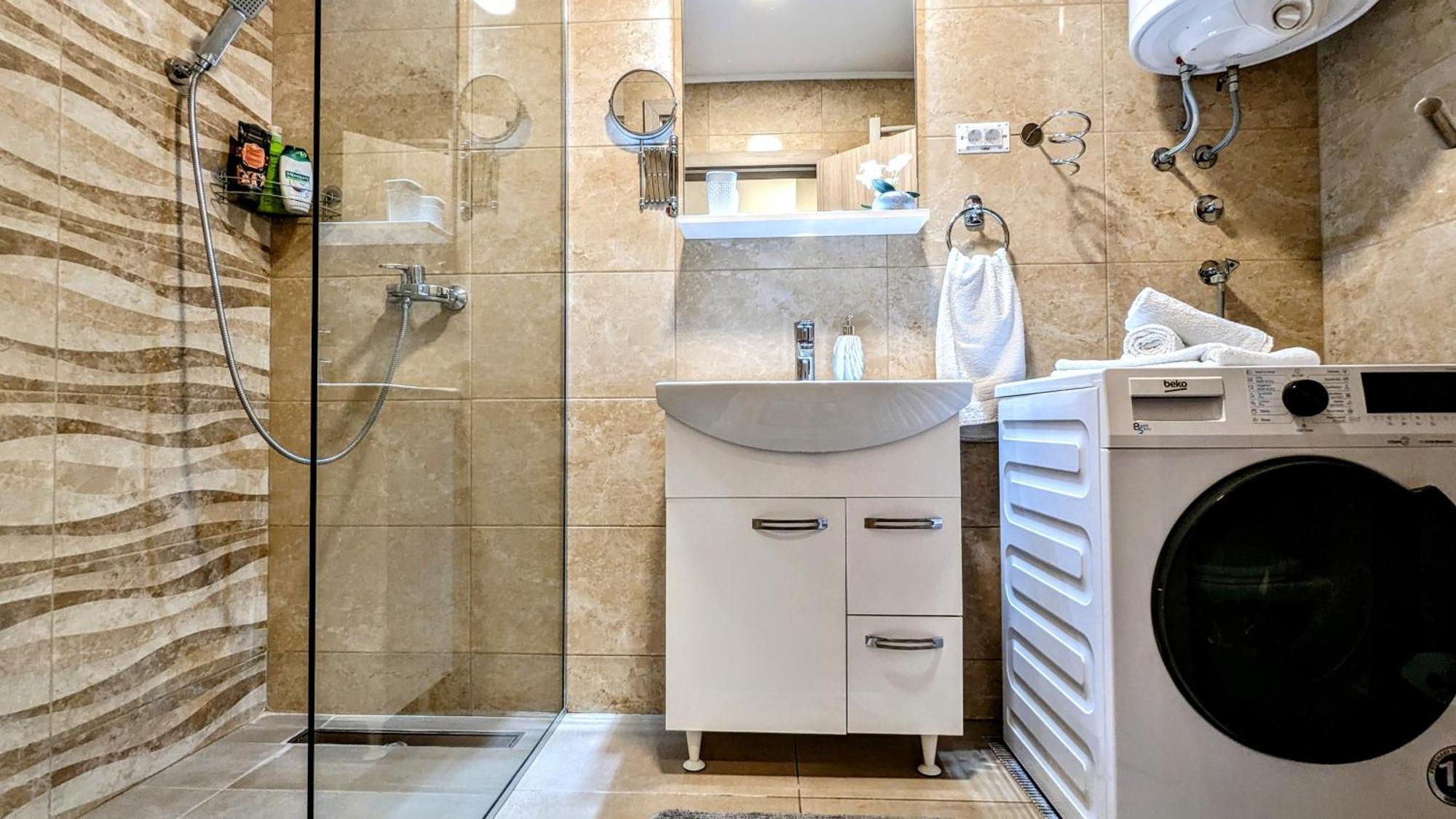 Lägenhet Blue Lagoon 150m-2 Minuta Hoda Od Centra, Mogucnost Za Parking-apartmani-nsmilos