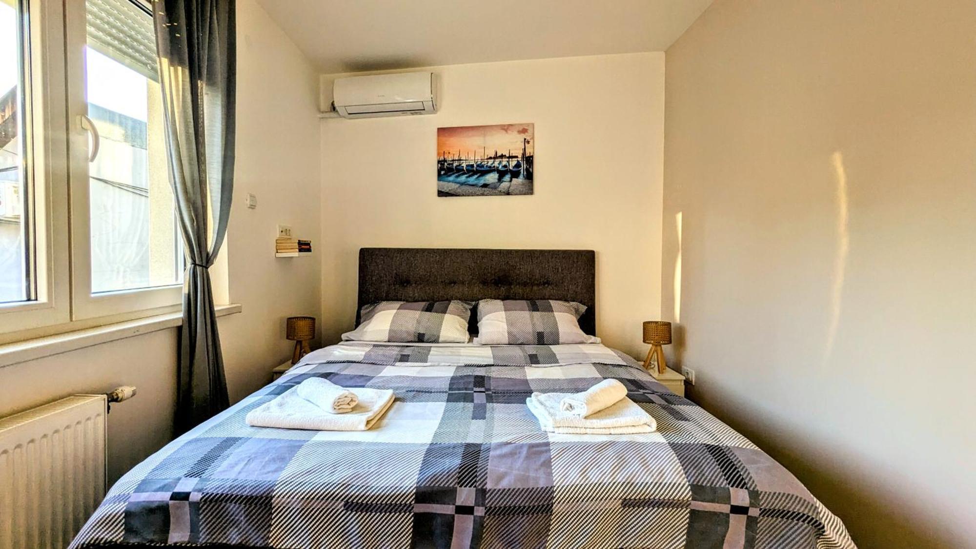 Blue Lagoon 150m-2 Minuta Hoda Od Centra, Mogucnost Za Parking-apartmani-nsmilos Novi Sad