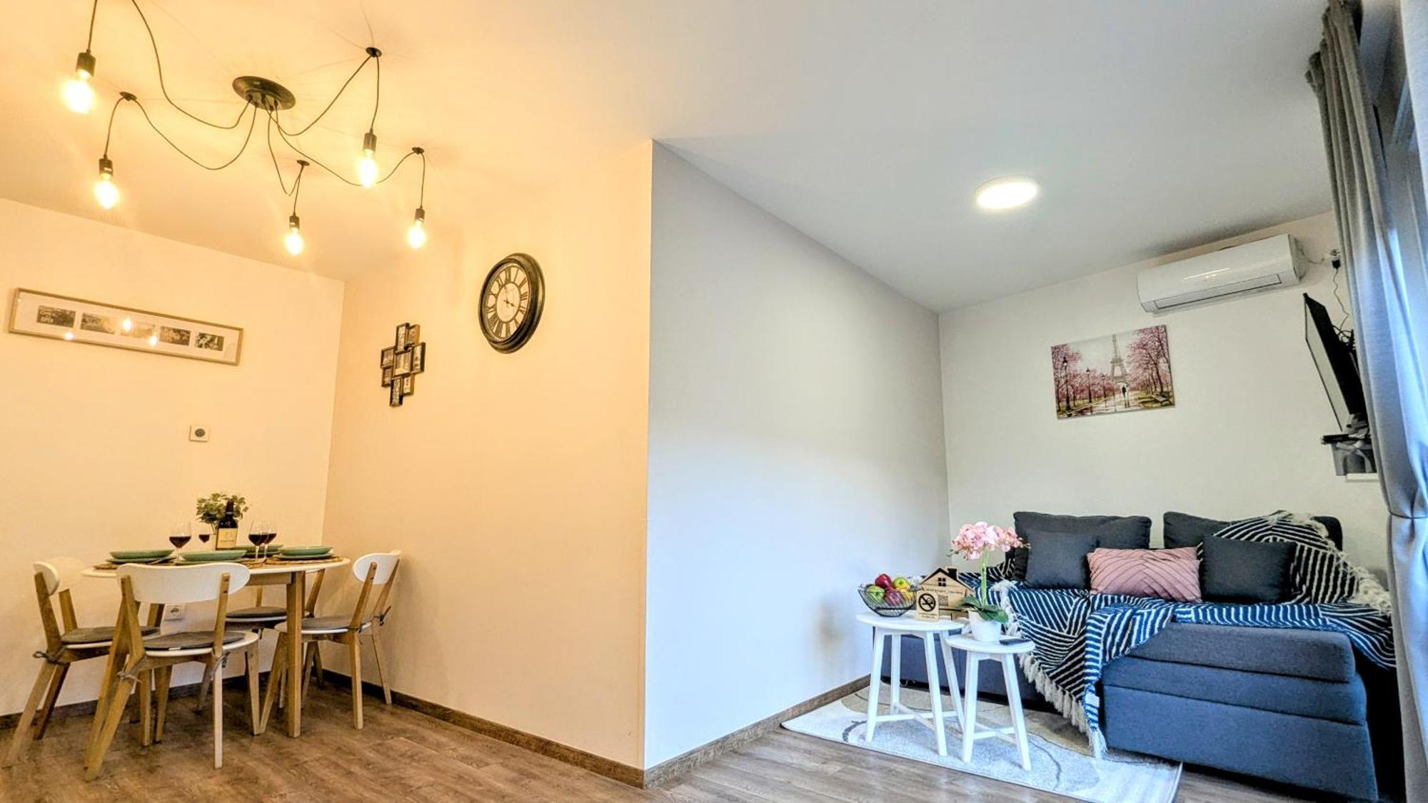 Blue Lagoon 150m-2 Minuta Hoda Od Centra, Mogucnost Za Parking-apartmani-nsmilos Novi Sad