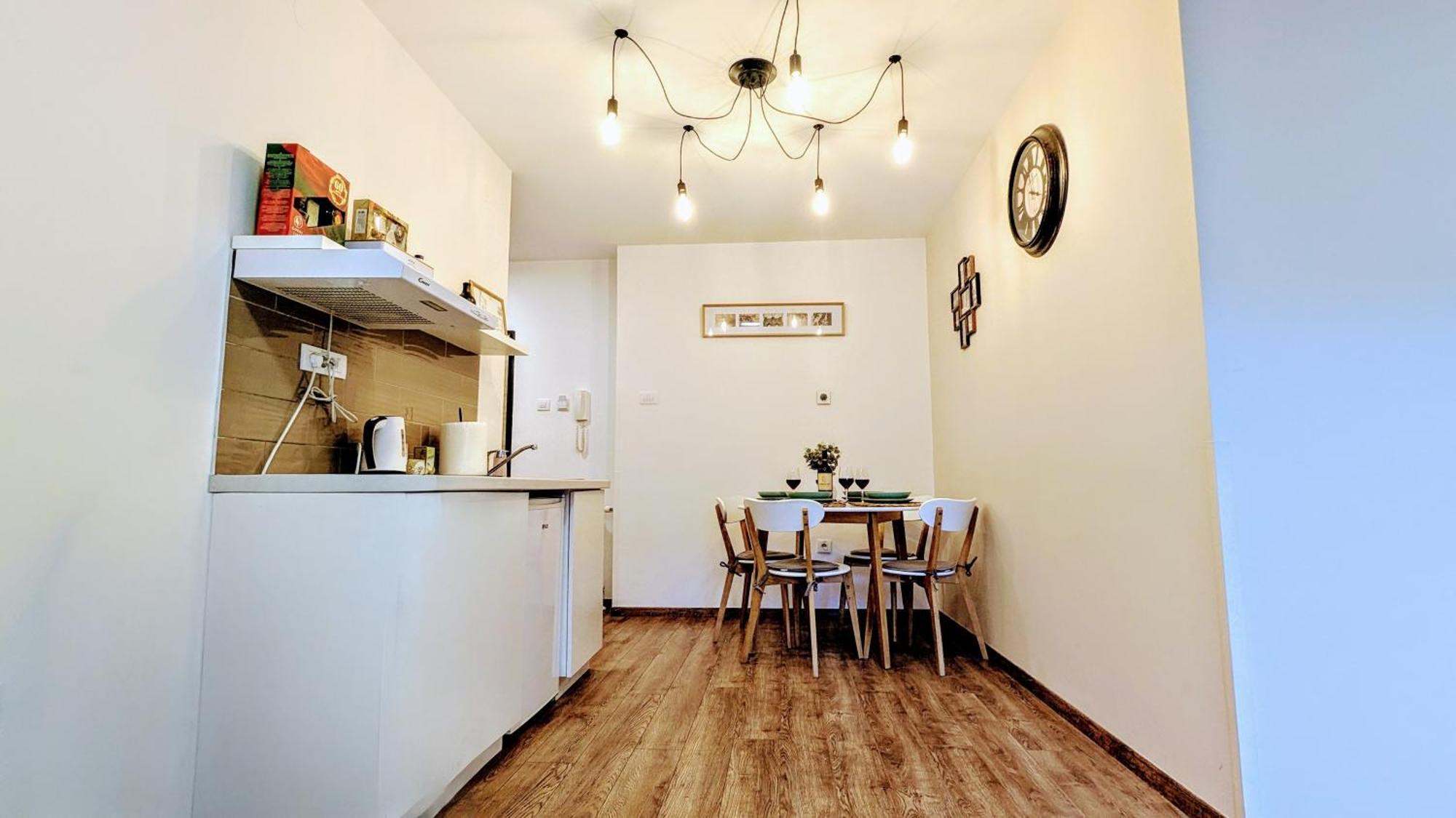 Lägenhet Blue Lagoon 150m-2 Minuta Hoda Od Centra, Mogucnost Za Parking-apartmani-nsmilos